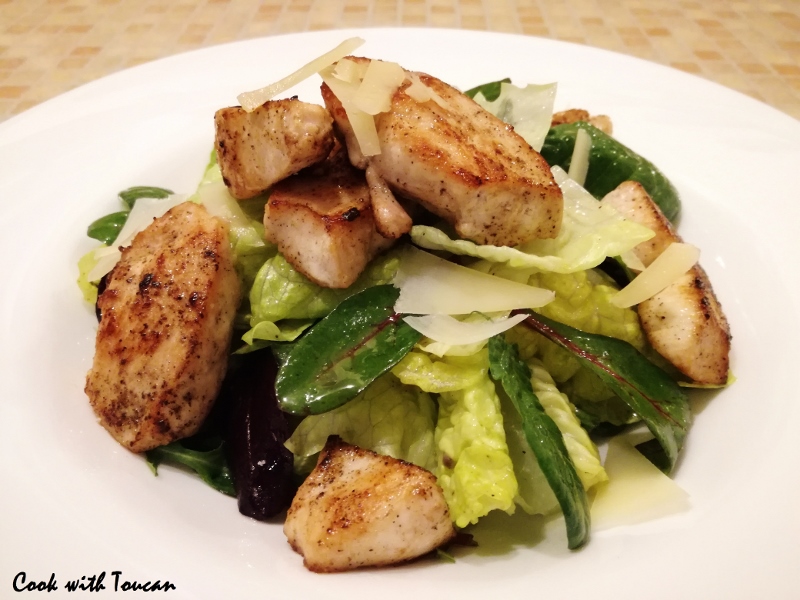 Sautéed chicken breast, mix of salad with lemon juice, anchovy and olive oil...