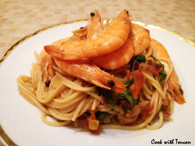 Spaghetti with shrimps, tomatoes and arugula salad