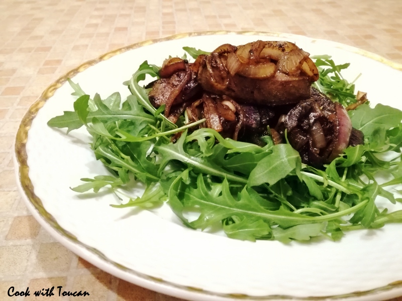 Sautéed pork livers with onion, arugula salad with lemon juice