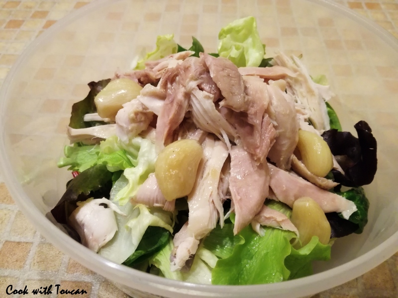 Salad mix with chicken, roasted garlic and lemon juice