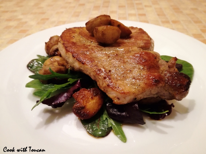 Pork steak with sautéed mushrooms and salad mix